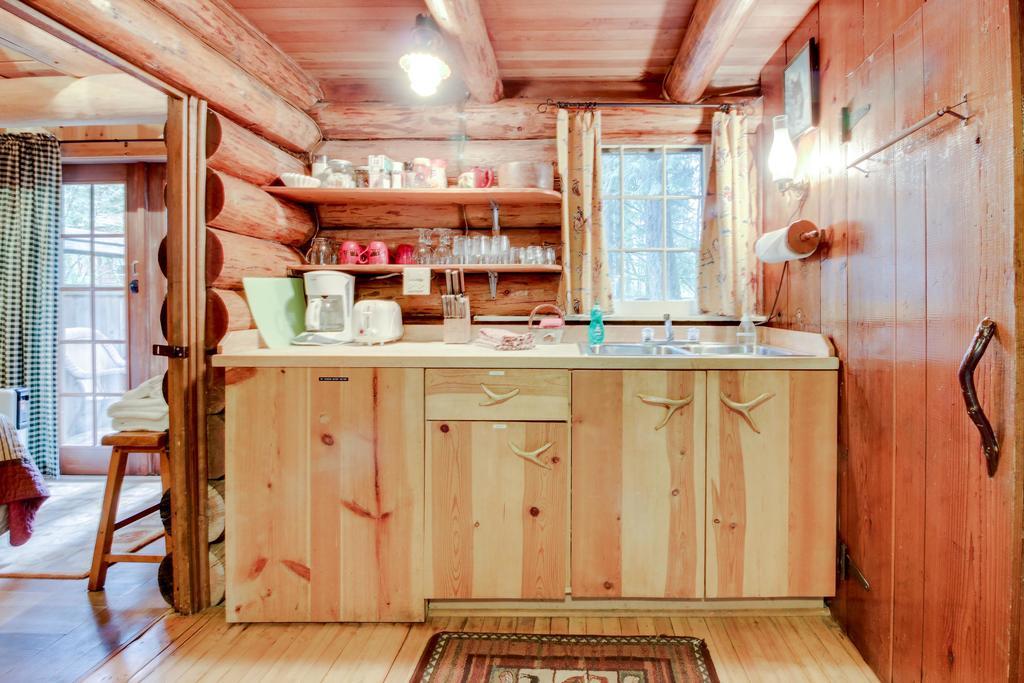 Zoe'S Log Cabin Welches Екстериор снимка