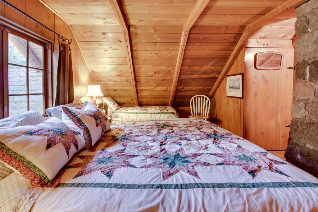 Zoe'S Log Cabin Welches Екстериор снимка