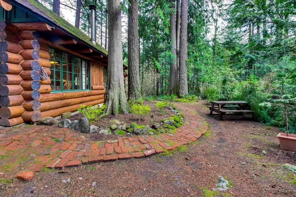 Zoe'S Log Cabin Welches Екстериор снимка