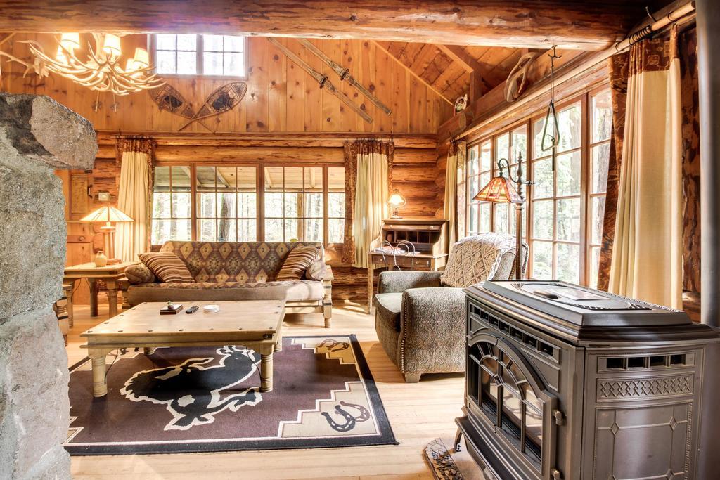 Zoe'S Log Cabin Welches Екстериор снимка