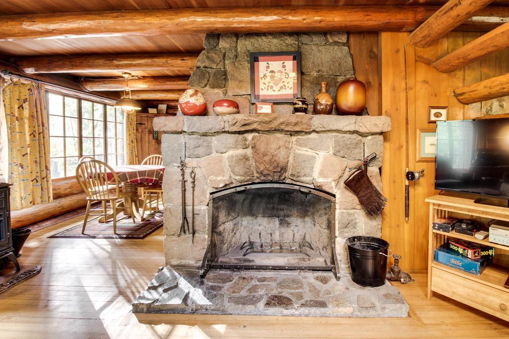 Zoe'S Log Cabin Welches Екстериор снимка