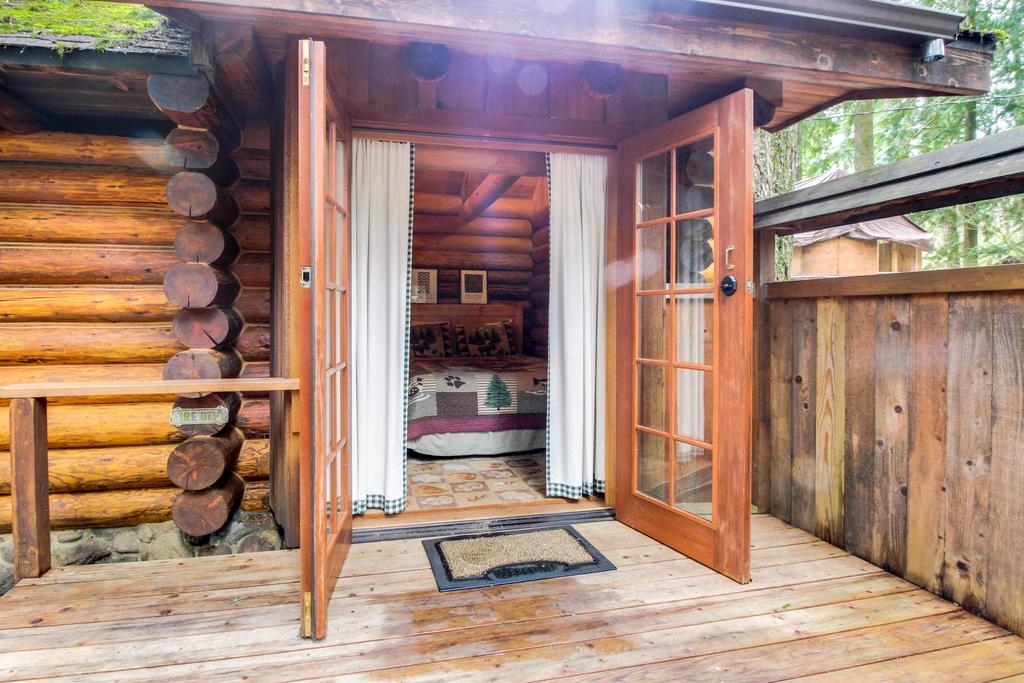 Zoe'S Log Cabin Welches Екстериор снимка
