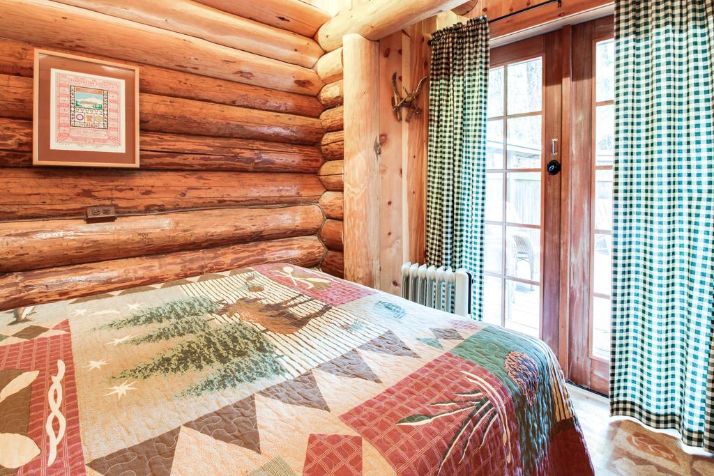 Zoe'S Log Cabin Welches Екстериор снимка