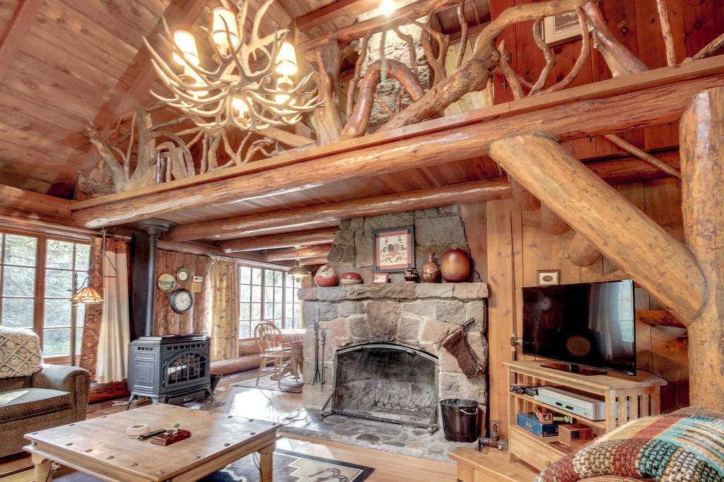 Zoe'S Log Cabin Welches Екстериор снимка