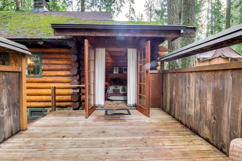 Zoe'S Log Cabin Welches Екстериор снимка